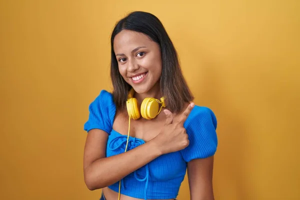 Hispanische Junge Frau Steht Über Gelbem Hintergrund Fröhlich Mit Einem — Stockfoto