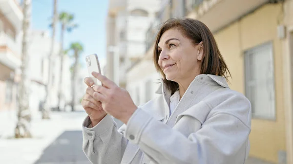 Μέση Ηλικία Ισπανόφωνη Γυναίκα Χαμογελά Αυτοπεποίθηση Κάνουν Φωτογραφία Smartphone Στο — Φωτογραφία Αρχείου