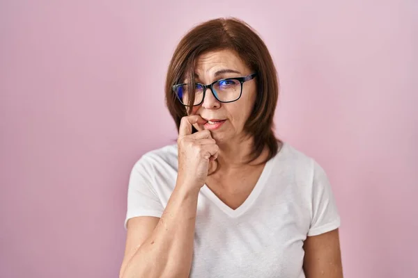 Middle Age Hispanic Woman Standing Pink Background Looking Stressed Nervous — Stock Photo, Image