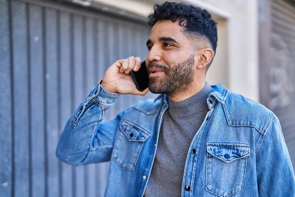 Joven Hombre Hispano Sonriendo Confiado Hablando Teléfono Inteligente Calle — Foto de Stock