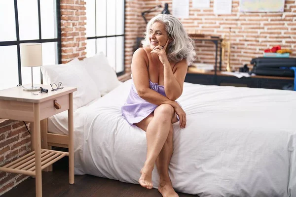 Medelålders Gråhårig Kvinna Ler Tryggt Sittande Sängen Sovrummet — Stockfoto