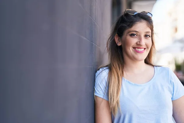 Joven Mujer Hispana Sonriendo Confiada Pie Calle —  Fotos de Stock