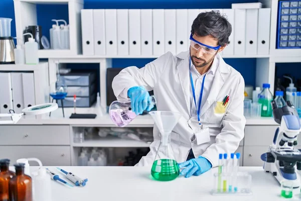Young Hispanic Man Scientist Measuring Liquid Laboratory — Stock Photo, Image
