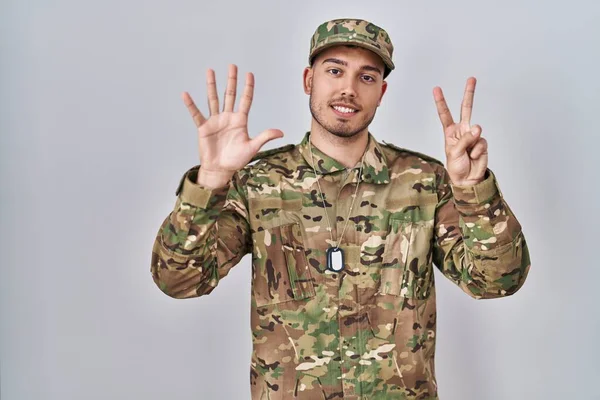 Genç Spanyol Adam Kamuflaj Üniforması Giyiyor Yedi Numarayı Gösterip Işaret — Stok fotoğraf