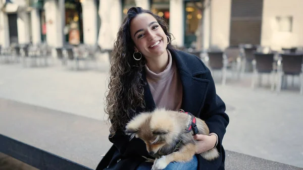Young Hispanic Woman Dog Smiling Confident Sitting Bench Street — Stock Photo, Image