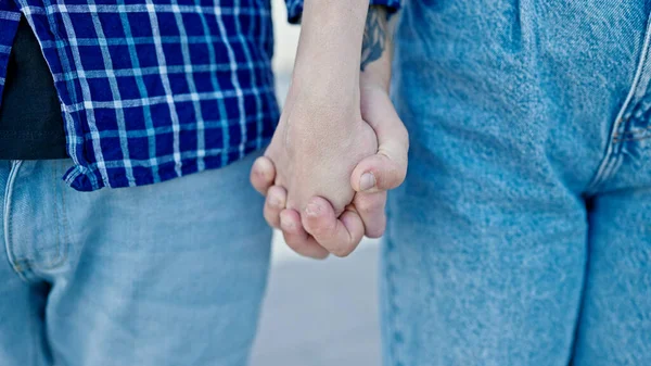 Mann Und Frau Stehen Hand Hand Auf Der Straße — Stockfoto