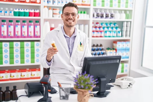 Young Hispanic Man Pharmacist Smiling Confident Holding Pills Bottle Pharmacy — Stock fotografie