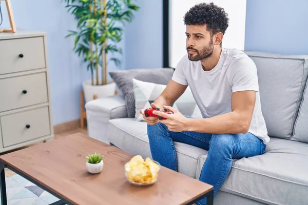 Mladý Arabský Muž Hraje Videohry Sedí Pohovce Doma — Stock fotografie