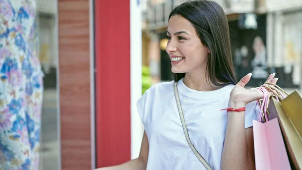 Genç Güzel Spanyol Kadın Gülümsüyor Elinde Çantalarla Alışverişe Gidiyor Giyim — Stok fotoğraf