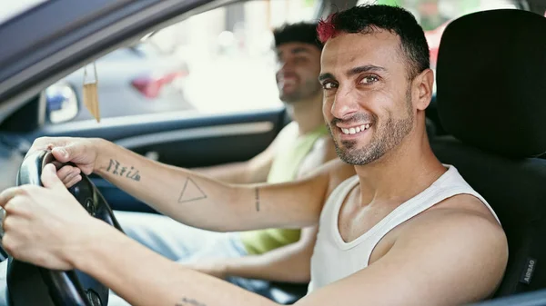 Dva Muži Pár Usměvavý Jistý Řízení Auto Ulici — Stock fotografie