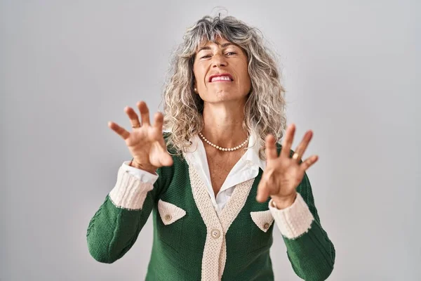 Orta Yaşlı Bir Kadın Beyaz Arka Planda Durup Gülümsüyor Pençe — Stok fotoğraf