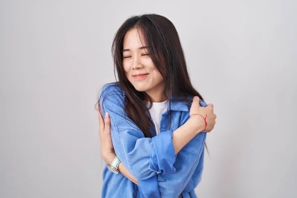 Mladá Číňanka Stojící Nad Bílým Pozadím Spokojeně Pozitivně Objímající Sebevědomě — Stock fotografie