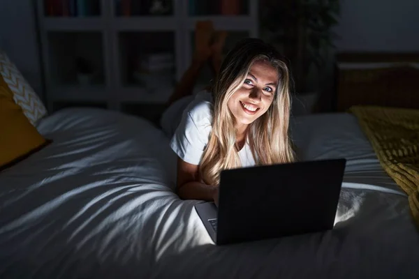 Young Blonde Woman Using Laptop Lying Bed Bedroom — Stock Photo, Image
