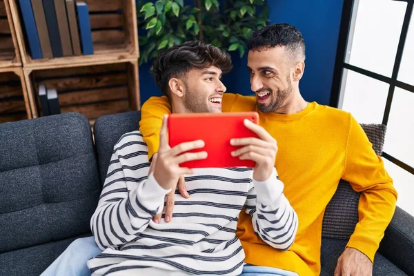 Dois Homens Casal Usando Touchpad Sentado Sofá Casa — Fotografia de Stock