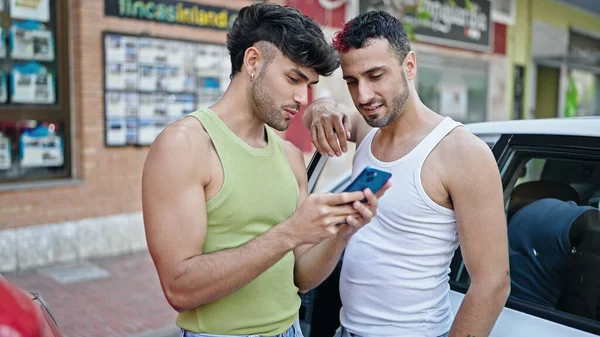 Dos Hombres Pareja Usando Smartphone Pie Coche Calle —  Fotos de Stock