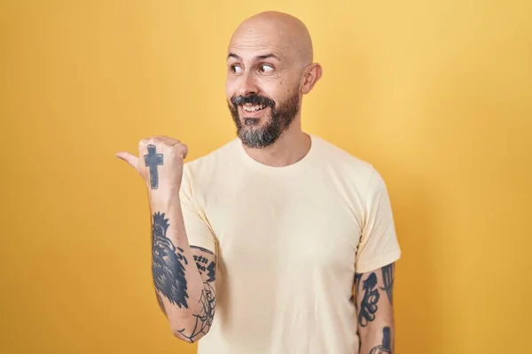 Spaanse Man Met Tatoeages Gele Achtergrond Lachend Met Een Vrolijk — Stockfoto