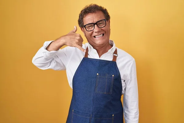 Orta Yaşlı Spanyol Bir Adam Profesyonel Aşçı Önlüğü Takıyor Gülümsüyor — Stok fotoğraf