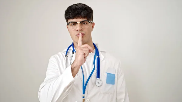 Νεαρός Ισπανός Γιατρός Ζητάει Σιωπή Για Απομονωμένο Λευκό Φόντο — Φωτογραφία Αρχείου
