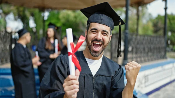 Grupo Personas Estudiantes Graduados Que Poseen Diploma Con Expresión Ganador — Foto de Stock
