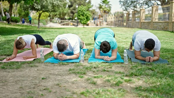 Grupa Osób Trening Brzucha Ćwiczenia Parku — Zdjęcie stockowe