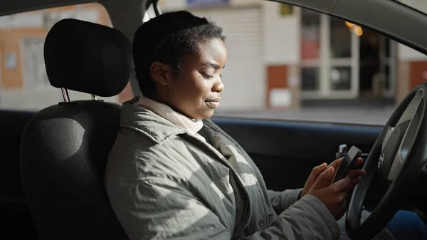 African American Woman Using Smartphone Sitting Car Street — Stockfoto