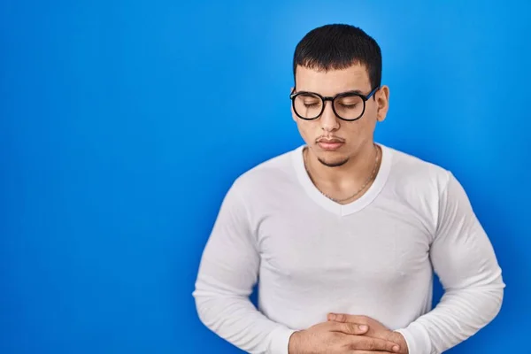 Junger Arabischer Mann Lässigem Weißem Hemd Und Brille Mit Der — Stockfoto