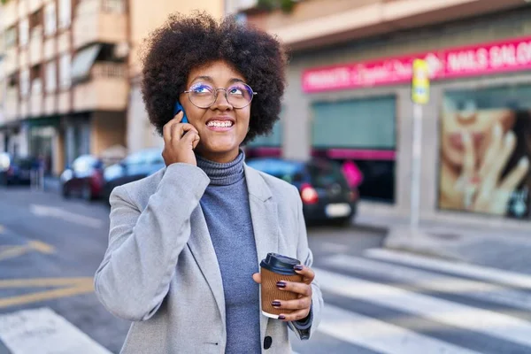 Afričanky Americká Žena Výkonný Mluvit Smartphone Pití Kávy Ulici — Stock fotografie