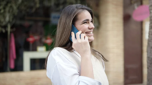 Genç Güzel Spanyol Kadın Telefonda Konuşuyor Caddede Gülümsüyor — Stok fotoğraf