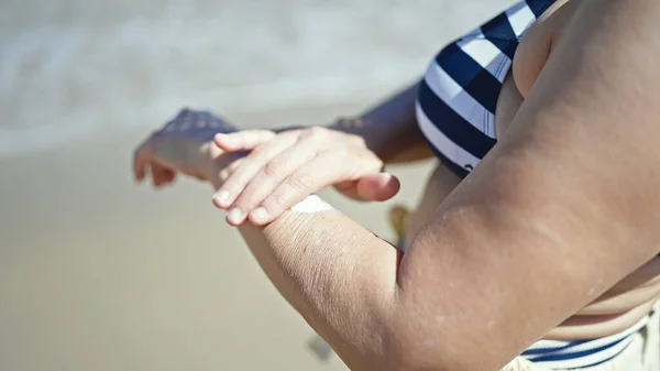 Middle Age Hispanic Woman Applying Sunscreen Arm Beach — Stock Photo, Image