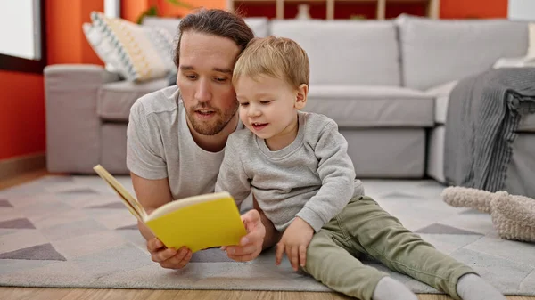 Πατέρας Και Γιος Διαβάζοντας Βιβλίο Κάθεται Μαζί Στο Πάτωμα Στο — Φωτογραφία Αρχείου