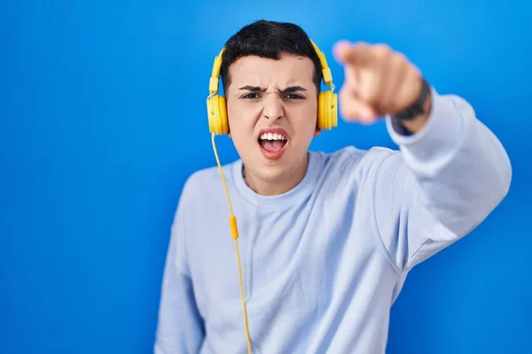 Pessoa Não Binária Ouvindo Música Usando Fones Ouvido Apontando Descontente — Fotografia de Stock