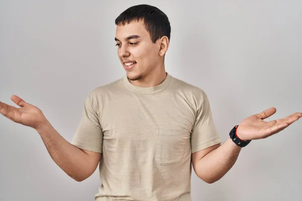 Hombre Árabe Joven Vistiendo Camiseta Casual Sonriendo Mostrando Ambas Manos — Foto de Stock