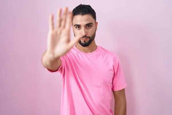 Hispanischer Junger Mann Der Vor Rosa Hintergrund Steht Und Mit — Stockfoto