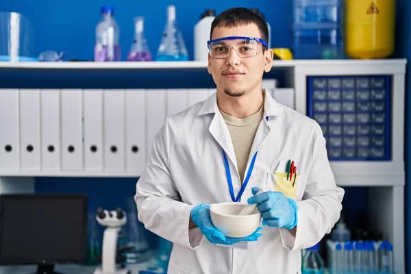 Jeune Homme Arabe Travaillant Laboratoire Scientifique Souriant Regardant Vers Côté — Photo