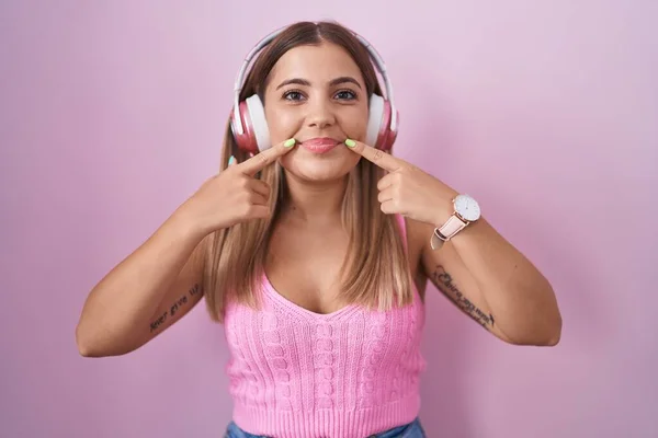 Mujer Rubia Joven Escuchando Música Usando Auriculares Sonriendo Con Boca — Foto de Stock