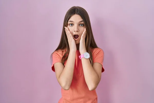 Teenager Girl Standing Pink Background Afraid Shocked Surprise Amazed Expression — Stock Photo, Image