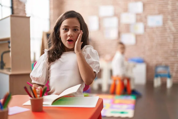 Liten Latinamerikansk Flicka Målning Skolan Rädd Och Förvånad Med Öppen — Stockfoto