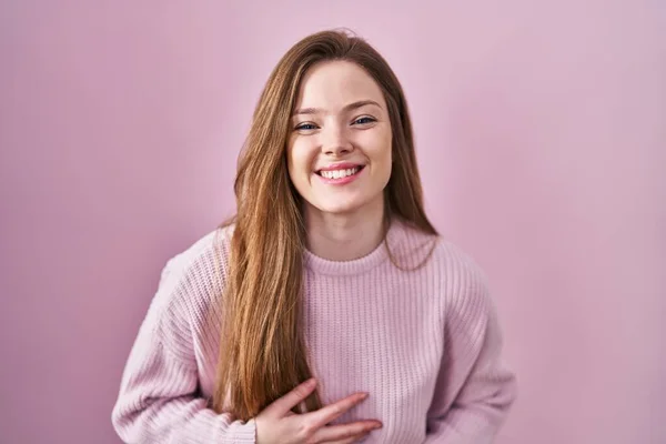 Joven Mujer Caucásica Pie Sobre Fondo Rosa Sonriendo Riendo Duro —  Fotos de Stock