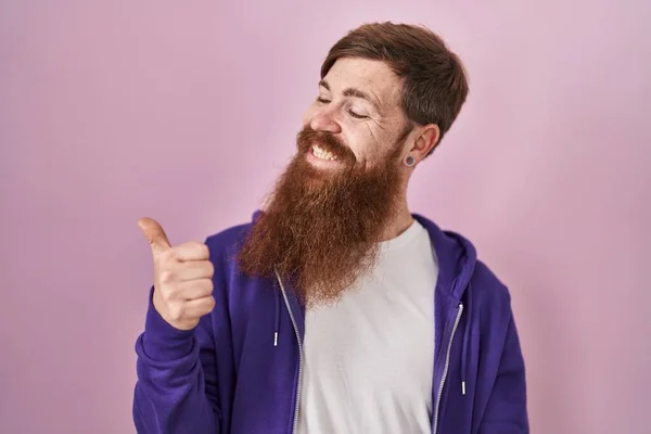 Hombre Caucásico Con Barba Larga Pie Sobre Fondo Rosa Sonriendo —  Fotos de Stock