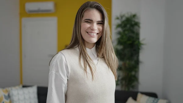 Jonge Mooie Latino Vrouw Glimlachen Zelfverzekerd Zitten Thuis — Stockfoto