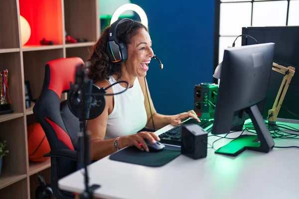 Middle Age Woman Streamer Playing Video Game Using Computer Gaming — Stockfoto