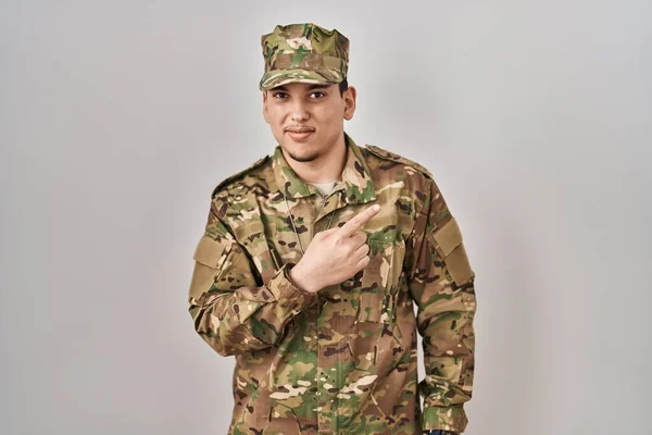 Jovem Árabe Homem Vestindo Camuflagem Exército Uniforme Apontando Lado Preocupado — Fotografia de Stock