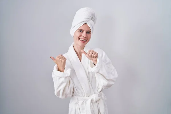 Blondynka Biała Kobieta Szlafroku Wskazującym Plecy Kciukami Górze Ręce Uśmiechnięta — Zdjęcie stockowe