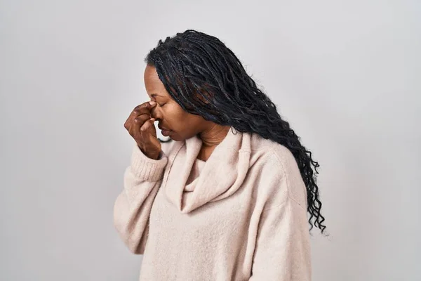 站在白色背景下的非洲妇女疲倦地揉揉鼻子和眼睛 感到疲倦和头痛 压力和挫败感概念 — 图库照片