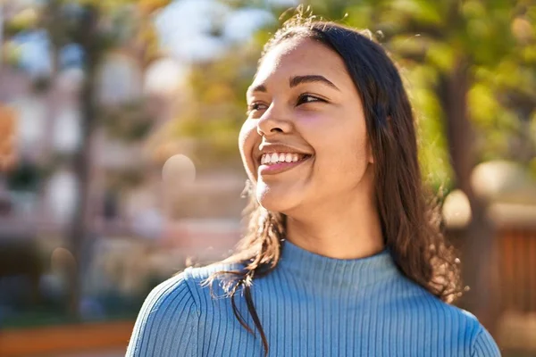 Joven Mujer Afroamericana Sonriendo Confiada Pie Parque — Foto de Stock
