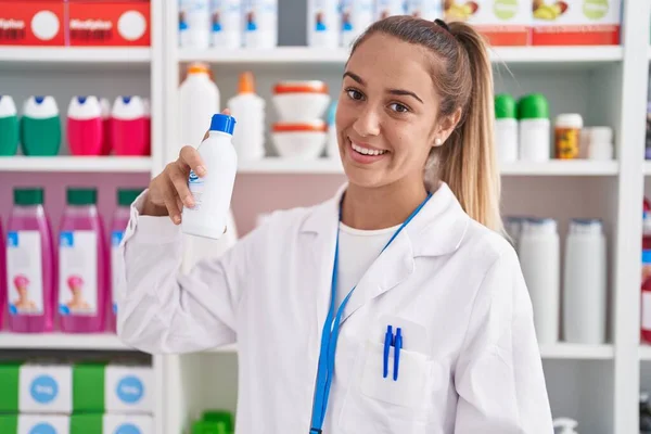 Young Beautiful Hispanic Woman Pharmacist Smiling Confident Holding Bottle Pharmacy — Foto Stock