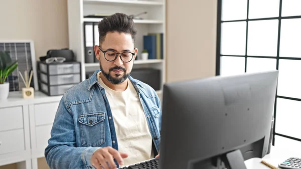 Junge Lateinamerikanische Mann Business Arbeiter Mit Computer Arbeiten Büro — Stockfoto