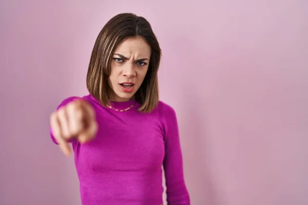 Hispanic Woman Standing Pink Background Pointing Displeased Frustrated Camera Angry — Foto de Stock