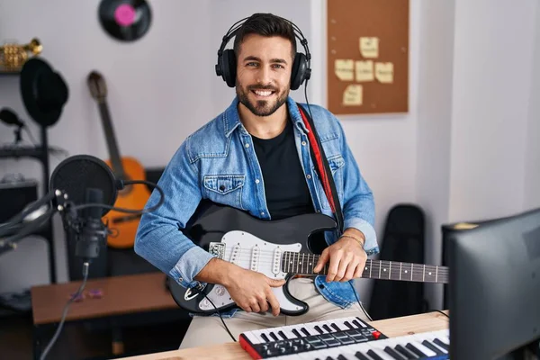 Jovem Hispânico Sorrindo Confiante Segurando Guitarra Elétrica Estúdio Música — Fotografia de Stock