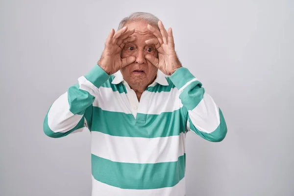 Senior Άνθρωπος Γκρίζα Μαλλιά Στέκεται Πάνω Από Λευκό Φόντο Προσπαθεί — Φωτογραφία Αρχείου